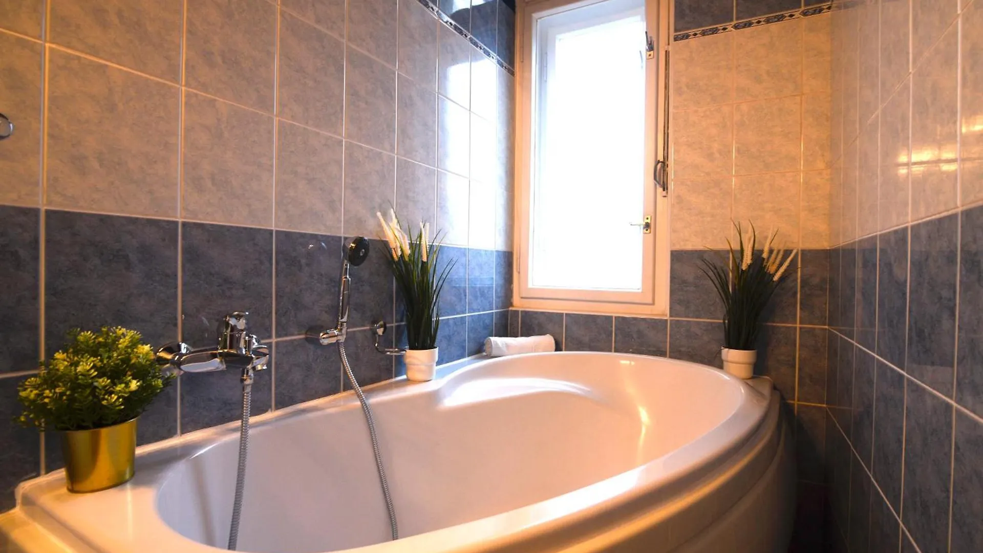 Waterfront River Side Roof Top Apartment - Terrace With City View Prag