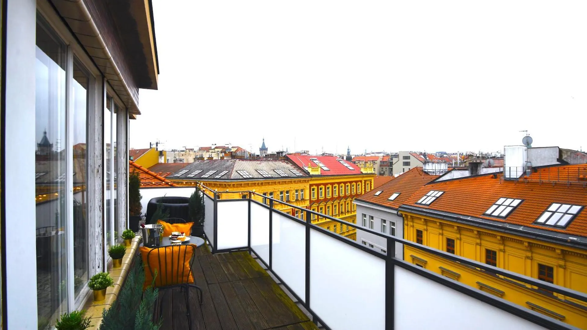 Waterfront River Side Roof Top Apartment - Terrace With City View Prag 0*,  Çek Cumhuriyeti